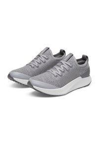 Scarpe atletiche grigie realizzate in un materiale a maglia testurizzato. Le caratteristiche includono lacci, una suola elegante e un design contrastante bianco e grigio.
