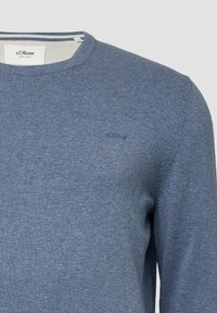 Blauw katoen trui met een ronde halslijn, geribbelde manchetten en een klein geborduurd logo op de borst. Gladde textuur en aansluitend ontwerp.