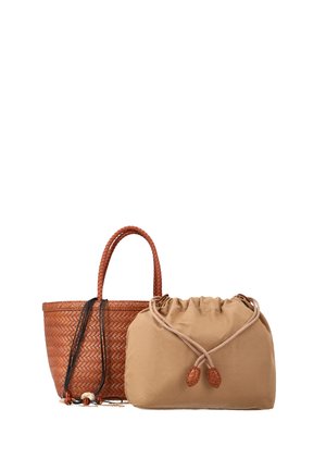 Hnědá pletená kožená taška s dvojitými uchy vedle béžového sáčku se šňůrkou na bílém pozadí.