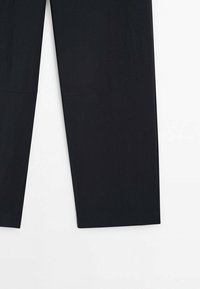 Pantaloni neri a gamba dritta realizzati in tessuto liscio. Presentano un design semplice con due tasche frontali, senza hardware visibili o decorazioni.