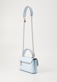 Borsa in pelle azzurro chiaro con manico superiore, tasca frontale con zip e lunga tracolla in catena dorata con sezione imbottita.
