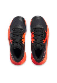 Zapatillas deportivas negras con acentos naranjas, parte superior de malla, acabado texturizado, diseño con cordones y plantillas acolchadas. Suelas de goma para tracción.