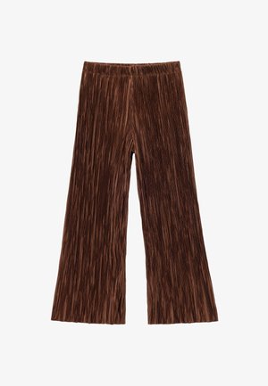 Pantalones de pierna ancha plisados en marrón con una superficie texturizada y cintura elástica, con líneas verticales en toda la tela.