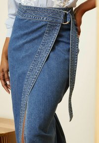 Love & Roses REGULAR FIT - Trapecinis sijonas - midwash blue