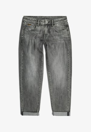 Grijze denim jeans met een relaxte pasvorm, voorzien van een opgenaaid logo, vijf zakken en opgerolde mouwen. De stof toont subtiele vervaging en textuur.