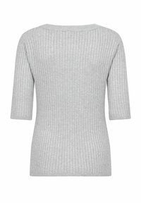 Szary prążkowany sweter z szerokim dekoltem i krótkimi rękawami, o dopasowanej sylwetce i miękkiej fakturze.