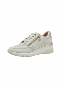Sneaker atletiche bianche con accenti oro metallico. Le caratteristiche includono una chiusura con lacci sul fronte, una cerniera laterale e una suola con texture.