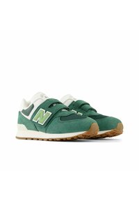 Baskets en daim vert avec des panneaux en mesh et des accents blancs. Présentent un logo "N" bien en vue et une semelle en caoutchouc texturée. Sangles ajustables incluses.