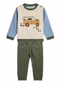 Sæt i bomuld bestående af to dele med en beige top med dyrebroderi, blå ærmer og grønne bukser. Elastisk talje med snøredetalje.