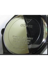 Nerūdijančio plieno laikrodžio galas su įgraviruotu tekstu „Guess“, atsparumu vandeniui iki 50 metrų ir Japonijos mechanizmo detaile.