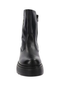 Zwarte enkellaars met een glad leren bovenwerk, ronde neus, rits aan de zijkant en een dikke rubberen zool. Bevat minimale stikseldetails.