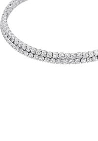 Doble fila de diamantes claros, cortados en cuadrado, engastados en una pulsera de tenis de plata con un diseño flexible y enlazado.