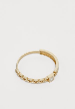 Pulsera en tono dorado con cierre articulado, diseño entrelazado y un acento de piedra clara en corte cuadrado. Textura suave con un acabado pulido.