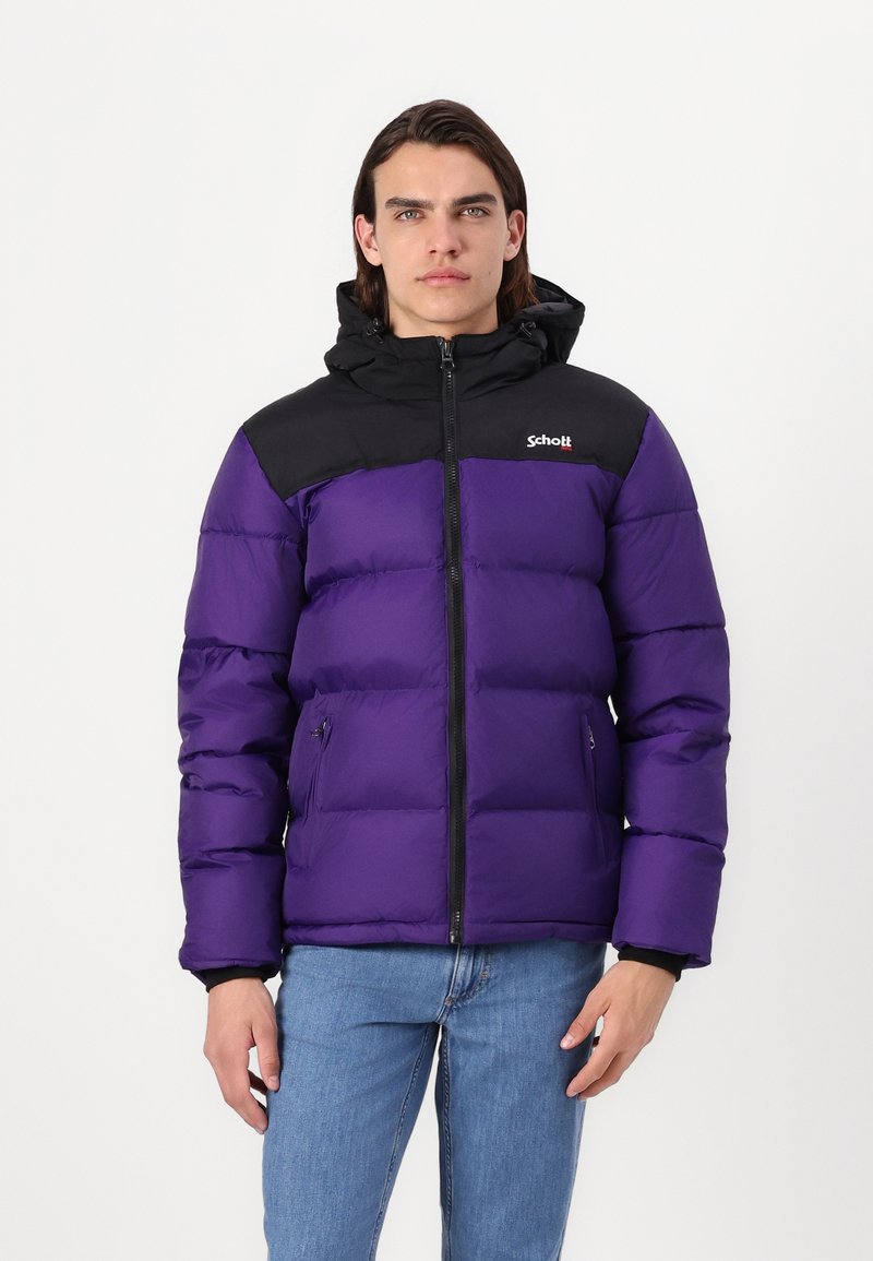 Giacca a vento viola con cappuccio nero e spalle rinforzate, con tasche con zip, zip frontale e tessuti con texture a contrasto.