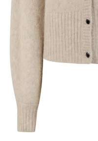 Cárdigan de punto beige hecho de lana suave, con una textura acanalada, hombros caídos y botones negros en la parte delantera para el cierre.