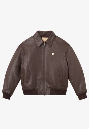 Chaqueta bomber de cuero marrón con cierre de cremallera en el frente, puños y cintura acanalados. Presenta un pequeño logo en el pecho. Textura suave.