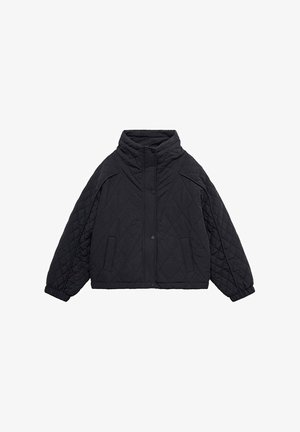 Crna kviltana jakna s visokim ovratnikom, zatvaranjem na dugmad i bočnim džepovima. Ima duge, nabirane rukave i kutijasti siluetu.