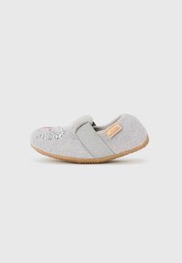 Chinelo cinza de feltro com uma superfície texturizada, fita elástica prateada, sola de borracha e strass decorativos na área dos dedos.