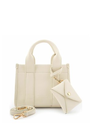 Crèmekleurige leren handtas met twee handvatten, een afneembare riem en een kleine bijpassende enveloppenportemonnee bevestigd met een gouden sluiting.