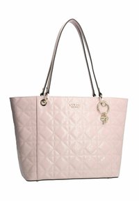 Sac cabas matelassé rose clair avec une finition brillante, double anses d'épaule, et un porte-clés orné d'un anneau et de petites clés.