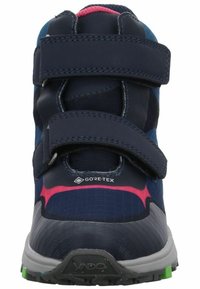 Zapatos de senderismo azul marino con correas de Velcro, marca Gore-Tex, parte superior texturizada, acentos rosas y una suela de goma gris con detalles verdes.