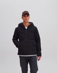 Schwarze isolierte Jacke mit Reißverschlussfront, Kapuze und zwei seitlichen Taschen, getragen über einem weißen T-Shirt und dunklen Jeans. Glatte Stoffstruktur.