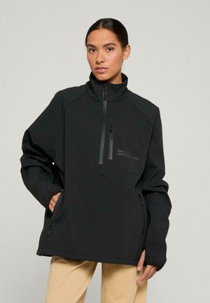 Giacca pullover nera con colletto alto, apertura frontale a mezza zip e tasche laterali. Realizzata in tessuto morbido e liscio con finitura opaca e dettaglio logo sul petto.