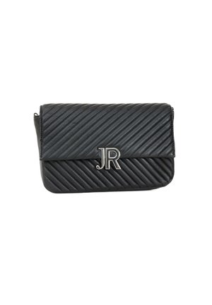 Sort quiltet håndtaske med diagonale ribber, magnetisk klaplukning og sølvhardware med et 'JR' monogram på forsiden.
