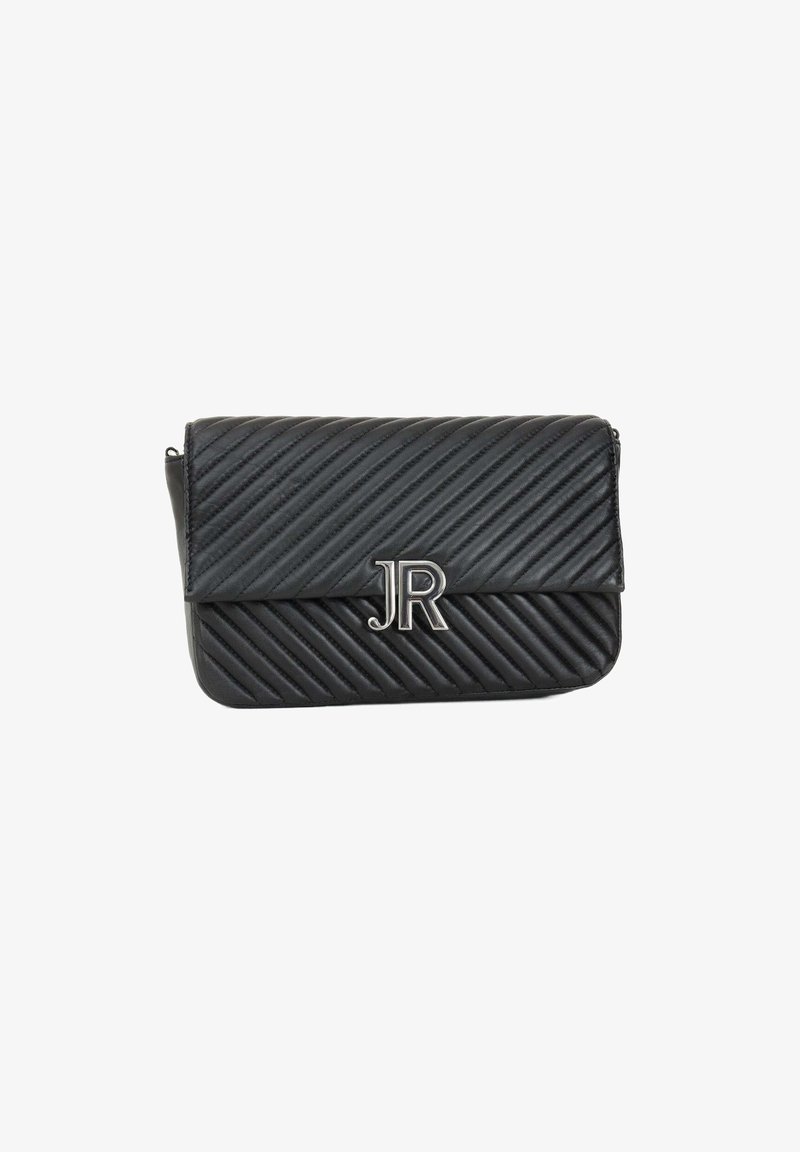 Černá prošívaná kabelka s diagonálními proužky, magnetickým uzávěrem a stříbrnou kováním, na přední straně s monogramem 'JR'.