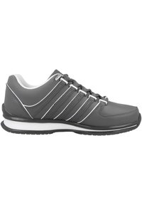 Grauer Sportschuh mit weißen Akzenten, Schnürdesign, oberer Teil aus Synthetik, gepolsterte Sohle und strukturierte Oberfläche, die für Sportfußbekleidung typisch ist.