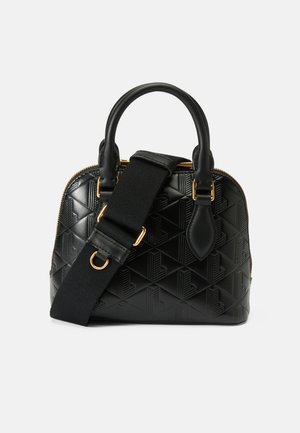 Bolso de mano de cuero negro con un patrón geométrico en relieve, herrajes en tono dorado, doble asa superior y una correa de hombro de tela desmontable.