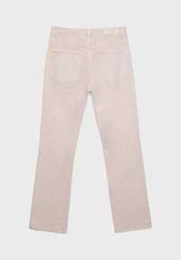 Ljusrosa denimjeans med rak bendesign, med två bakfickor och en etikett vid midjan. Texturen verkar mjuk och slät.