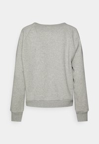Felpa grigia con scollo rotondo, maniche raglan, polsini e orlo a costine, realizzata in un morbido cotone misto con texture. Vista posteriore mostrata.
