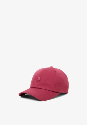 Casquette de baseball rouge avec une visière incurvée et le logo en relief "SB" sur le devant, présentée sur fond blanc.