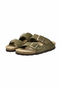 Sandali in suede verde con doppie cinghie regolabili, fibbie in metallo argentato e soletta in sughero. Suola piatta in gomma per aderenza e comfort.