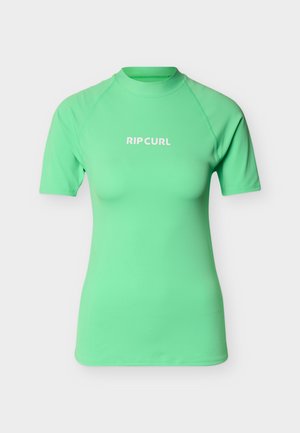 Camiseta de manga corta de color verde lima con protección contra rayos UV, con el logo "Rip Curl" centrado en el frente, cuello redondo y corte ajustado para deportes acuáticos.