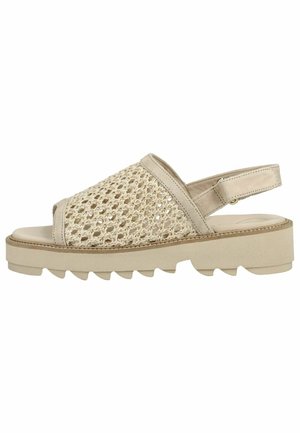 Sandale beige à bout ouvert avec dessus tissé, bride arrière ajustable, semelle rembourrée et talon plateforme épais à rainures.