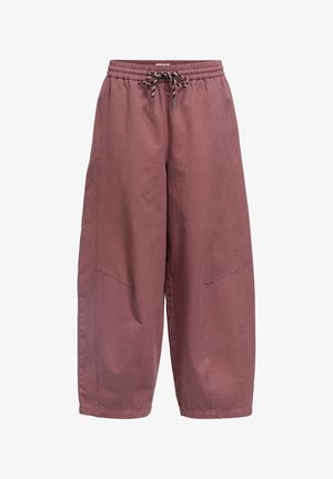 Pantalon ample et taille haute en coton mauve, avec une ceinture élastique et un cordon de serrage, doté de poches latérales et de coutures prononcées.