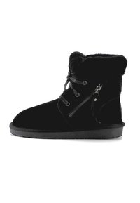 Botas de tobillo de ante negro con un suave cuello de piel sintética, cordones en la parte frontal y detalle de cremallera lateral. Suela de goma texturizada.