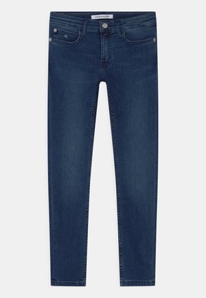 Vaqueros de mezclilla azul oscuro con corte slim. Con bolsillos delanteros, cierre de botón de metal y costuras sutiles a lo largo de las costuras.