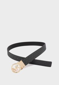 Ceinture en cuir noir avec un motif en relief, dotée d'une boucle en métal doré à design circulaire et logo. Texture lisse, longueur ajustable.