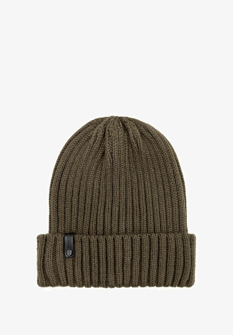 Brązowa dziana czapka z prążkowanym wzorem, z zawiniętym mankietem i małą czarną metką z boku. Miękki materiał o ciepłym wzornictwie.