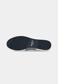 Talpa de pantof cu un model de profil negru, margine albă și logo-ul "Pepe Jeans London" la centru, pe un fundal deschis.