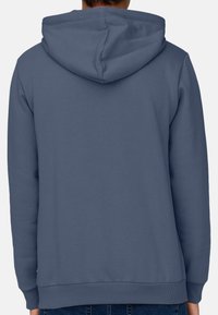 Felpa blu con una texture morbida, caratterizzata da un ampio cappuccio, maniche lunghe e polsini e orlo a costine. Design semplice e privo di decorazioni.