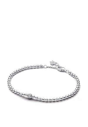 Bracciale con perline in argento con una piccola pietra preziosa rotonda e trasparente, chiusura a moschettone con catena regolabile e piccolo ciondolo con pietra preziosa.