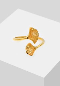 Goldring mit geteiltem Band, das zwei texturierte Ginkgo-Blatt-Designs features. Die Blätter haben ausgeprägte Adern und eine organische Form.