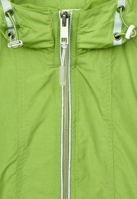 Zielona kurtka z wysokim kołnierzem, z przodu na zamek i sznurkiem ściągającym. Materiał jest gładki z widocznymi szwami i kontrastującymi białymi akcentami.