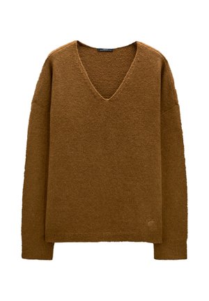 Brązowy sweter w serek z miękkiego, teksturowanego materiału. Posiada obniżone ramiona i ściągacze, z luźnym krojem.