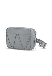 Borsa in tessuto grigio con una superficie testurizzata, caratterizzata da un design con cordino elastico sul davanti, chiusura con zip e tracolla regolabile.