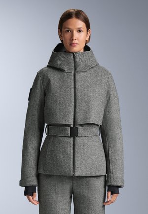 Graue Fischgrätenjacke mit hohem Kragen, Reißverschluss vorne, weiten Manschetten und einem taillierten Gürtel. Das Material wirkt strukturiert und texturiert.